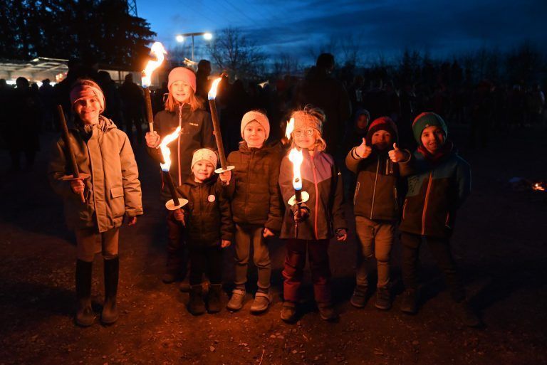 Hofstalder-Funken entzündet: Im Dunkeln warteten die Kinder mit Fackeln, bis es soweit war und der große Funken angezündet wurde.