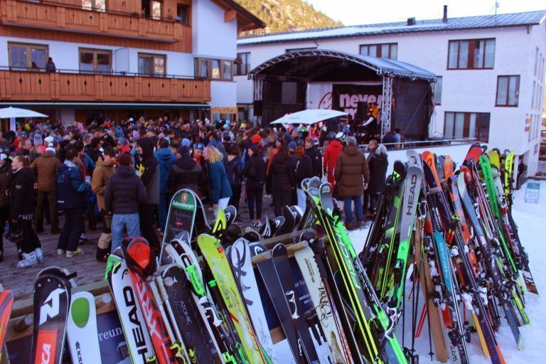 Halbzeit bei Ski&Concert in Warth: Für viele ein obligates Ritual: Abschwingen, Ski verstauen und ab auf die Terrasse zur Ski&Concert-Party.
