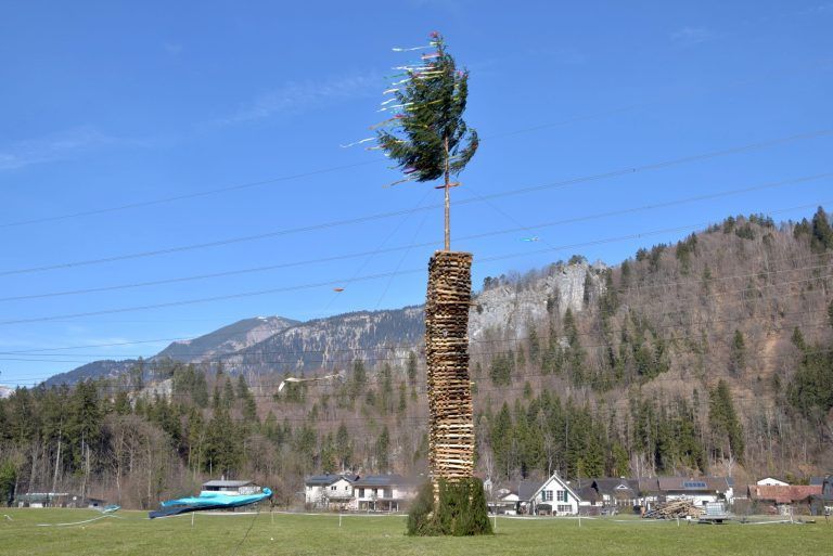Funkenhexe machte unfreiwilligen Ausflug: Das Fundament wurde genagelt, der Funken an sich indessen nicht.
