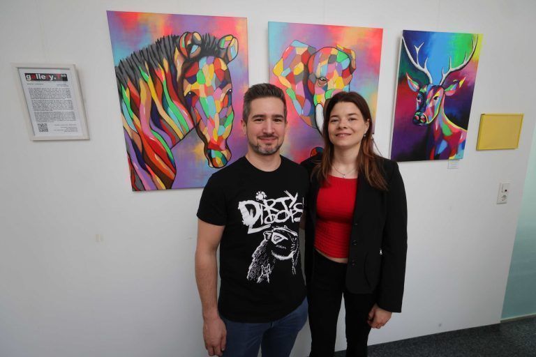 Vielfältige und spannende Kunst: Besucherduo Ursin Schläpfer und Nelly Blatter.