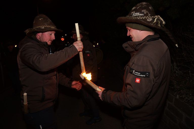 Frastafedner Funken mit Fortsetzung: Den fachgerechten Umgang mit den Fackeln garantierten die Frastafedner Funkner.