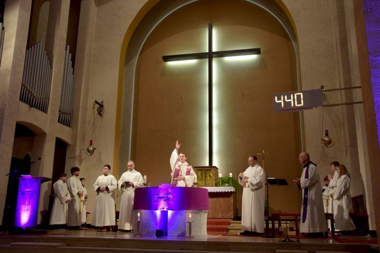 Fastenpredigtserie in der Heilig-Kreuzkirche: Kaplan Jakob Geier (Seelsorgeraum Bludenz) erbittet am Ende der Messfeier in der Bludenzer Heilig-Kreuzkirche für die anwesenden Gläubigen Gottes Segen.