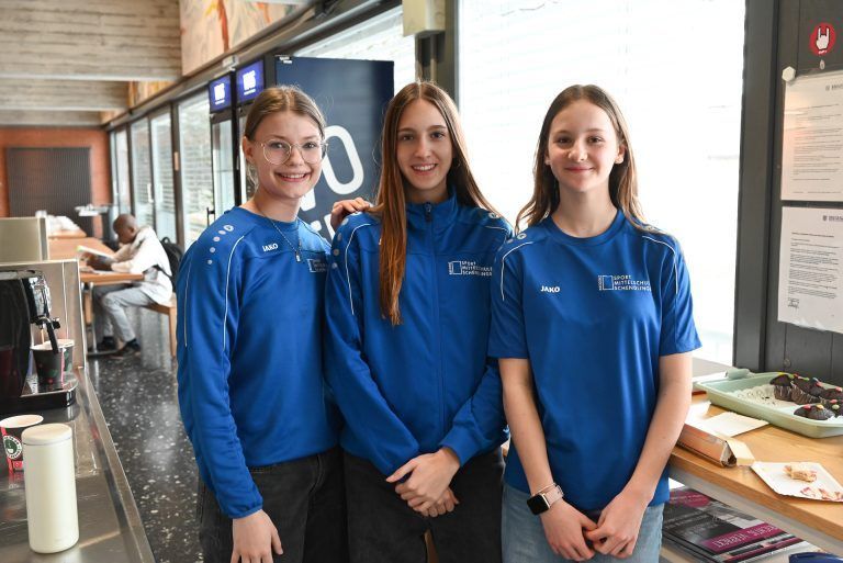 BRG Dornbirn Schoren gewinnt Handball-Schulcup der Mädchen : Für Verpflegung sorgten Marie, Melina und Annika.
