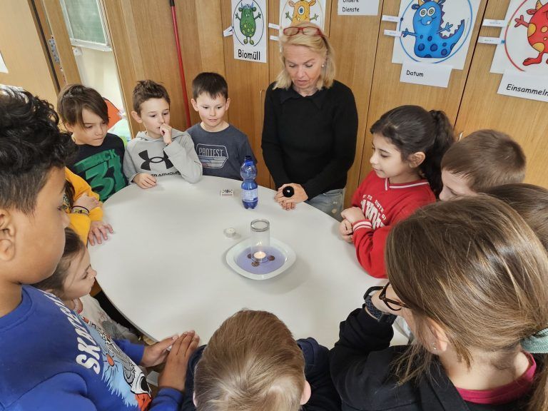 Eine Woche voller Versuche: Zu unterschiedlichen Themen bereiteten die Klassenlehrer mehrere Experimente vor.