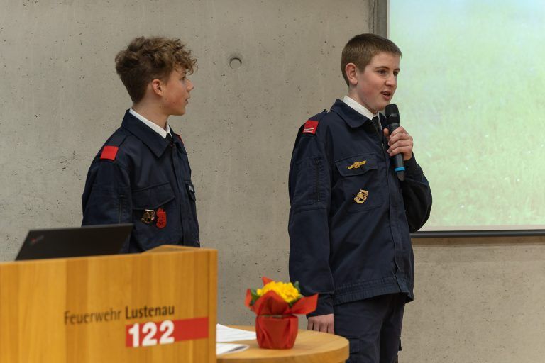 Feuerwehrkommandant wiedergewählt: Die Jugendlichen John-Lu Grabher und Lorenz Schwärzler präsentierten den Jahresbericht der FW-Jugend.