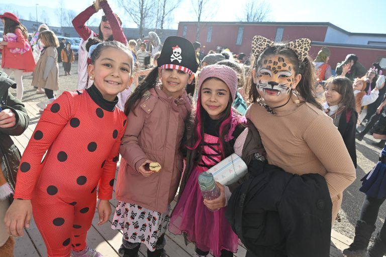 Volksschüler lassen es im Fasching krachen: Auf dem Vorplatz der Volksschule wurde der Faschingsdienstag ausgelassen gefeiert.