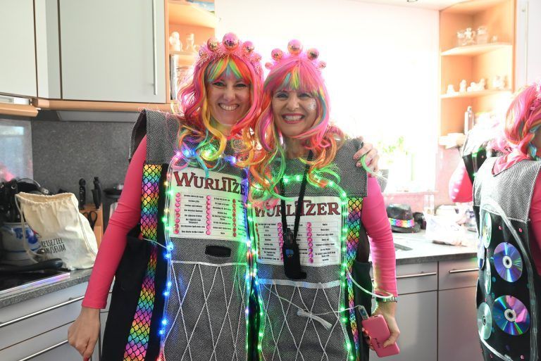 Faschingsfreude aus Lustenau : Tamara und Marion sind bereit mit ihren selbstgenähten Wurzlitzern.