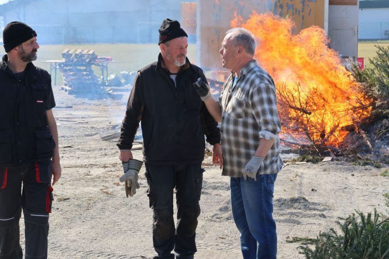 Ein lauter Knall vertrieb den Winter: Zunftmitglieder Hugo Nussbaumer (re.) und Jürgen Rossi (li) im Einsatz.
