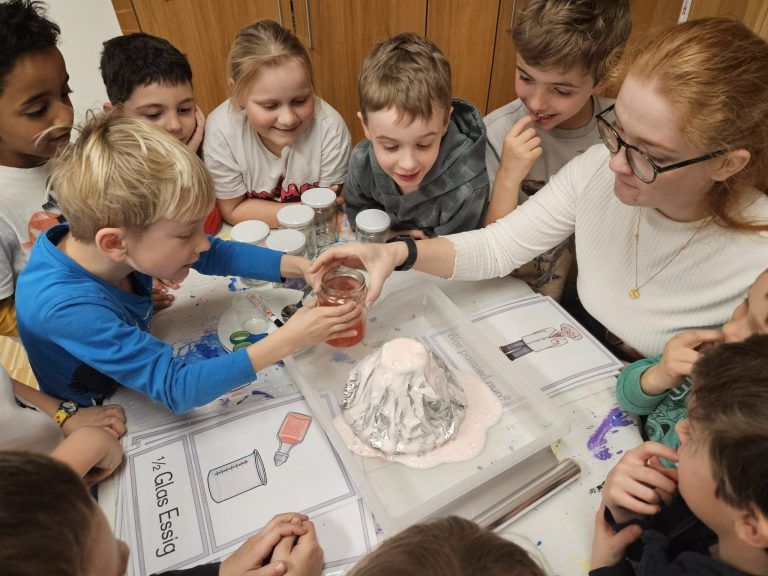 Eine Woche voller Versuche: Die Kinder waren mit Feuereifer bei den Experimenten dabei.