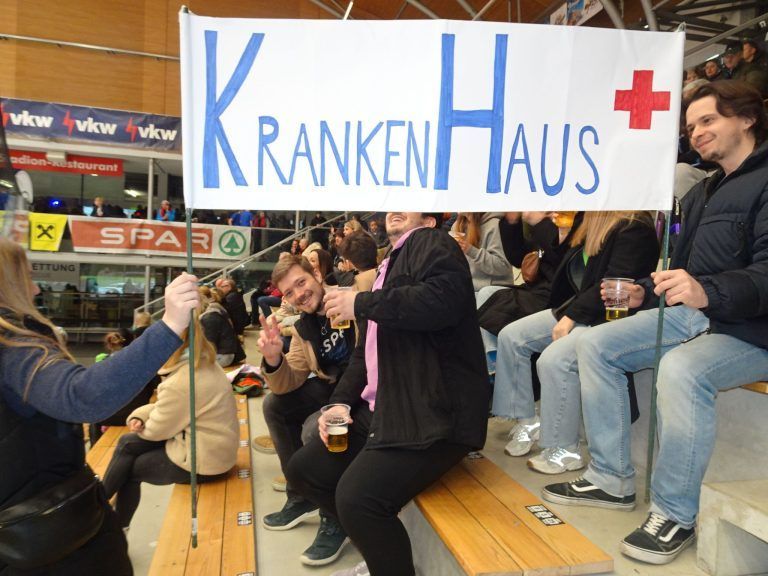 Eiskalte Rivalen, heiße Herzen: Die Teams wurden auch von lautstarken Fans unterstützt.
