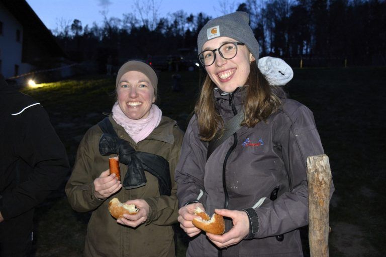 Am Ardetzenberg hat es „gefunkt“: Funken mit Schloß Amberg im Hintergrund; Erik, Cornelia und Viviane; Christian am Grill; Ulrke und Anna hat es geschmeckt; Funkenhexe Und Ingrid; Manela Hartmann und ein litauischer Gast; Funken wird angezündet, Funken brennt, Höhepunkt (Bildergalerie)