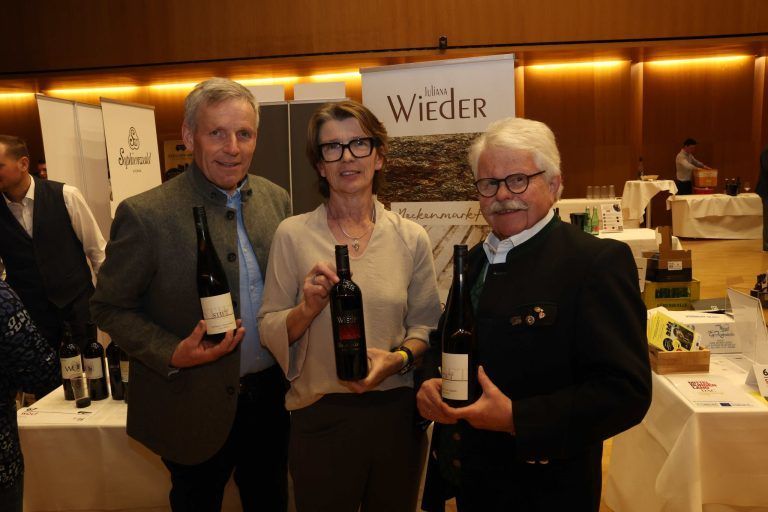 Prämierte Weine zweier Regionen: Winzer Franz sTift, Burgi Wieder ("Juliane Wieder") und VSOV-Präs. Willi Hirsch.
