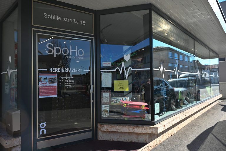 „Uns gibt’s nur, so lange Kunden zu uns kommen“: In Lustenau ist Sport Hollenstein bei allen unter SPOHO bekannt. Hier wird man so gut wie immer fündig.