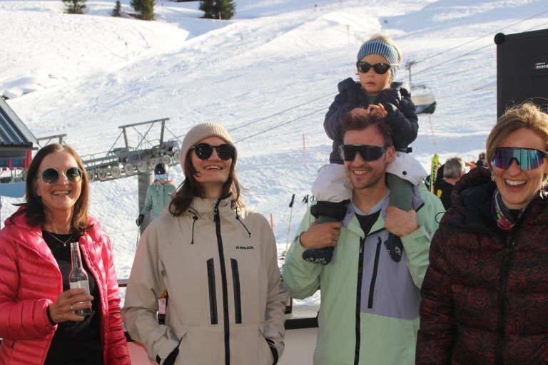 Mitreißende Premiere bei Ski&Concert: Gutgelaunte Konzertbesucher in der ersten Reihe.
