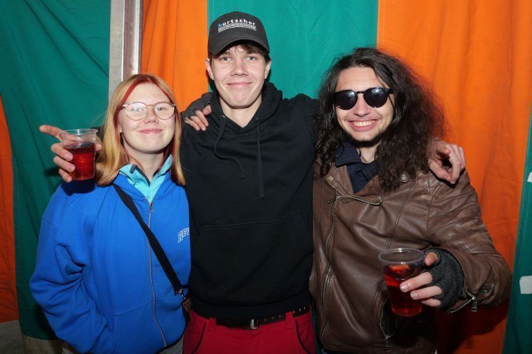 Fellengattner Funken am Frauentag: Jenny, Jan und Lennox feierten fröhlich den Funken mit.