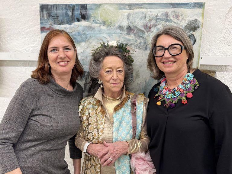 Beeindruckende Ausstellung: Helga Färber-Dittrich mit Elisabeth Tschann und Sabine Purtscher.