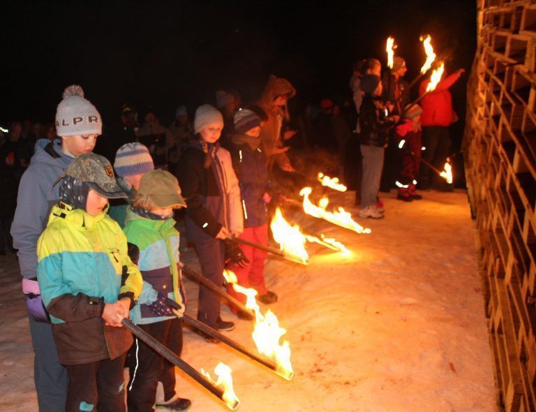 Schröckens Funken brannte im Schnee: Der große Auftritt der Kinder: sie durften mit ihren Fackeln den Funken anzünden.