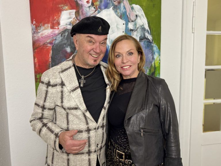 Beeindruckende Ausstellung: Vernissageredner Heinz Wendel mit Catrin.