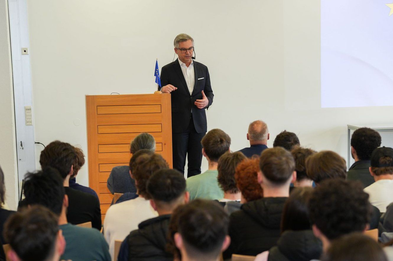 EU-Kommissar Brunner diskutierte mit Schülern: Gebannt lauschten die Schülerinnen und Schüler dem Vortrag von EU-Kommissar Magnus Brunner.