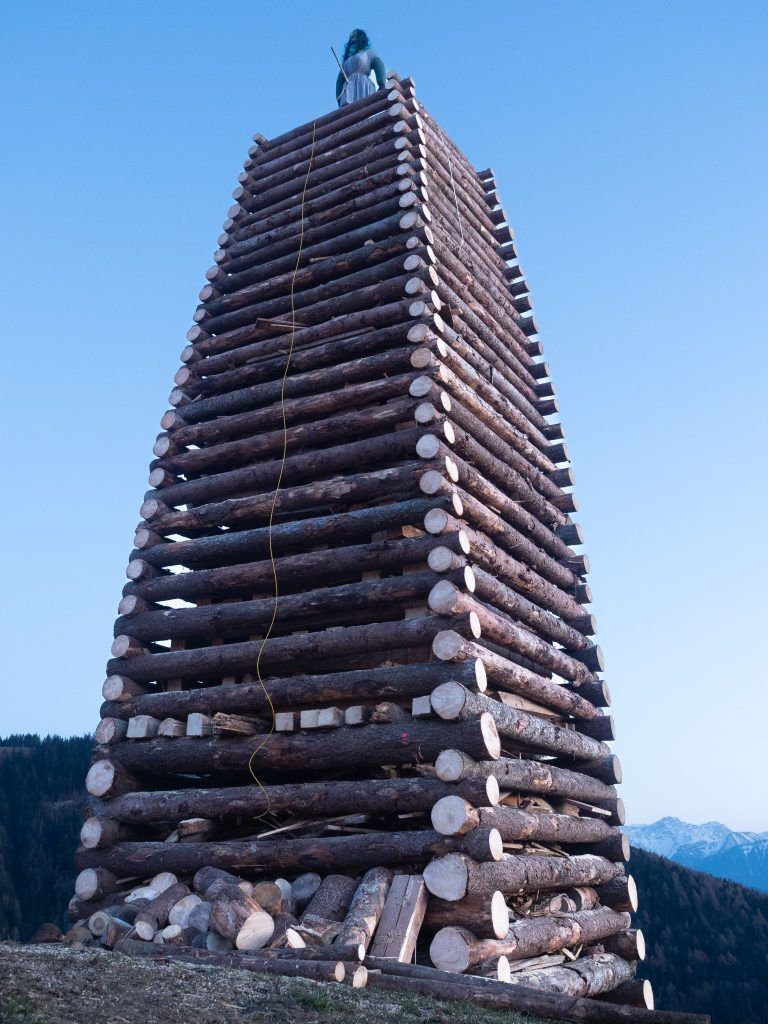 Funkenabbrennen in Fraxern 2025: Auf dem Bild ersichtlich die Rundlinge, welche ohne jegliche Hilfsmittel fachmännisch verbunden wurden.