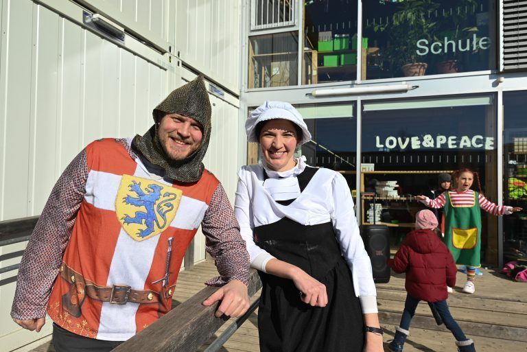 Volksschüler lassen es im Fasching krachen: Direktor Robin Würtinger und Elternvereinsobfrrau Ervana Tutic mischten sich unter die kleinen Partygäste.