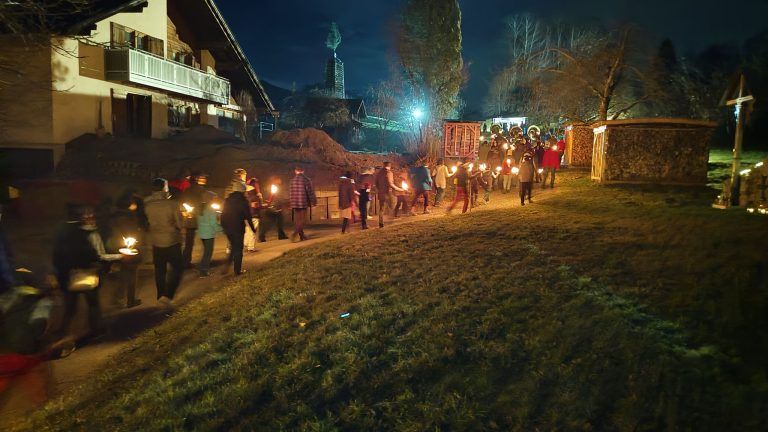 Frastafedner Funken mit Fortsetzung: Der Fackellauf zum Funkenplatz zählt zu den schönsten Momenten des Frastafedner Funkens.
