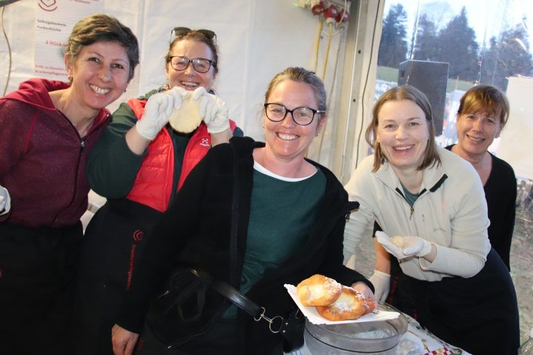 „Funka-Küachle“ ausverkauft: Isabella, Monika, Claudia, Simone und Monika (Krankenpflegeverein) sorgten für die Funka-Küchle. (Foto: NAM)