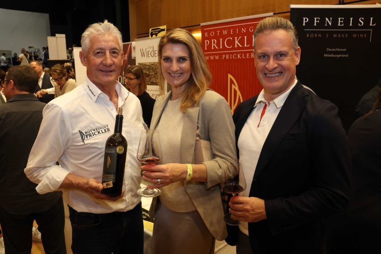 Prämierte Weine zweier Regionen: Winzer Herbert Prickler, Anita Greber und Andreas Larcher.