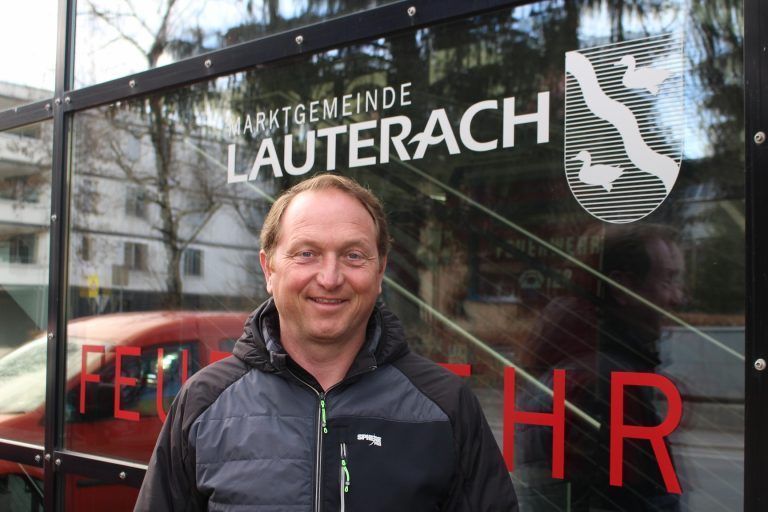 Eine kleine grüne Oase für Lauterach: Bauhofleiter und Feuerwehrkommandant Markus Wirth: „Wenn sich Lauterach weiter so entwickelt, steht wohl eine Gerätehaus-Erweiterung auf diesem Areal zur Diskussion.“