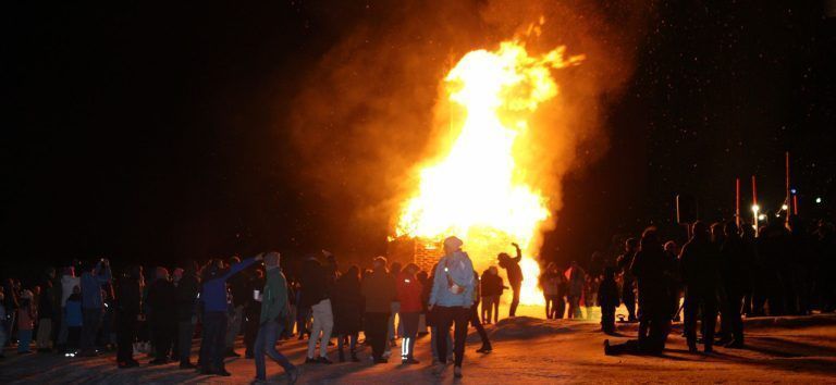 Hunderte Besucher – ein Mehrfaches der Schröckener Einwohnerzahl – waren zum traditionellen Funkenfest auf dem Kirchenbühel gekommen. STP