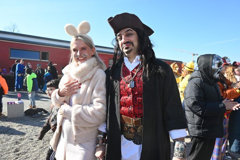 Volksschüler lassen es im Fasching krachen: Auch die Lehrpersonen waren allesamt maskiert.
