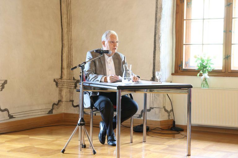 Lesung mit Musik: Wolfgang Gruber bei einem seiner Textvorträge.