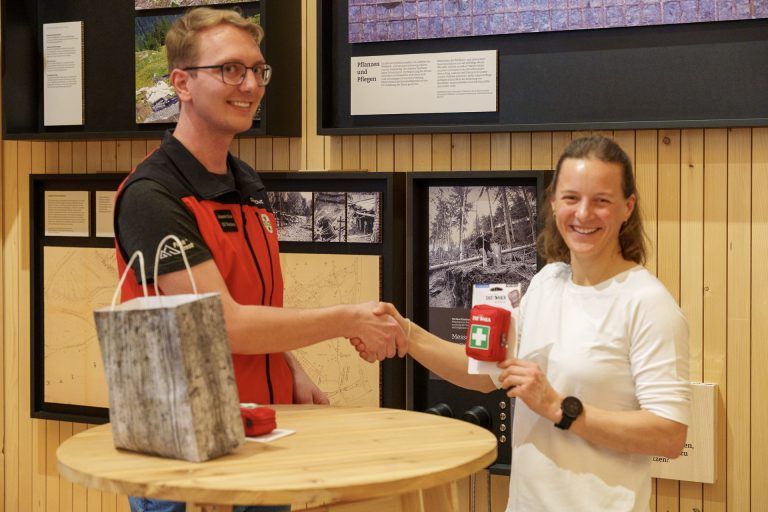 71. Jahreshauptversammlung der Bergrettung Vandans: Ausbildungsleiter Johannes Stoiser gratuliert Charlotte Hoekendijk zur erfolgreichen Absolvierung der Ausbildung zur Alpinsanitäterin.