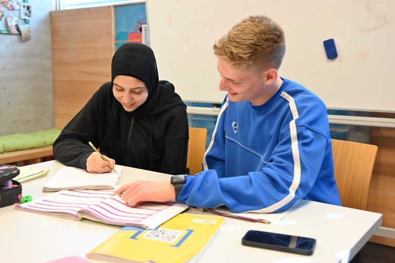 Im Lerncafé steht Bildung allen Kindern offen: Ob bei den Hausaufgaben, der Schularbeiten-Vorbereitung oder beim gemeinsamen Lesen: die Kinder und Jugendliche erhalten Hilfe im Lerncafé.