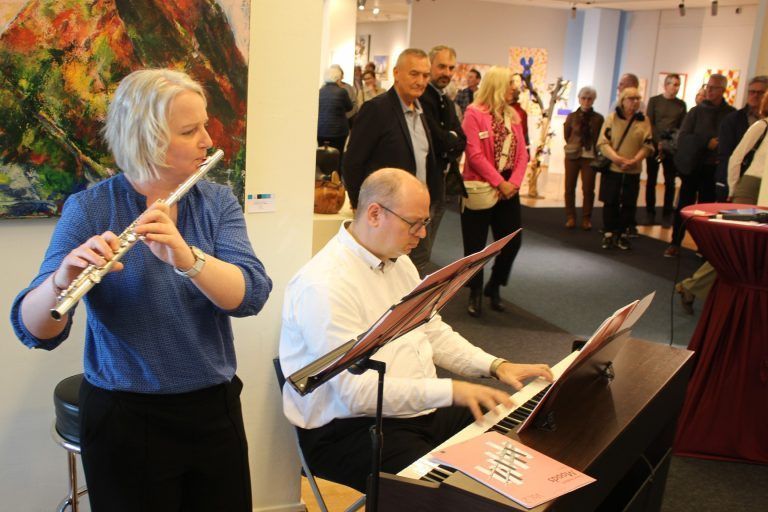 Grenzenloses Interesse in Sachen Kunst: Angelika und Martin Galles begleiteten die Ausstellungseröffnung mit der passenden Musik.