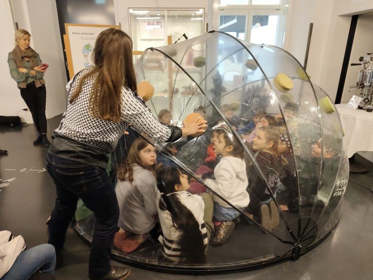 Schüler haben sich über Regenwald und Klimaschutz schlau gemacht: Klimawandel greifbar gemacht: Die Schüler erleben die Erderwärmung unmittelbar.