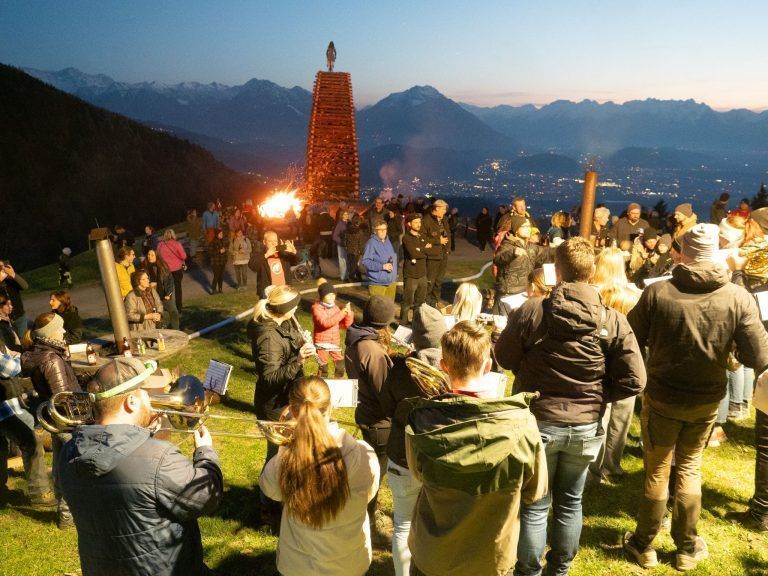 Funkenabbrennen in Fraxern 2025: Die Bürgermusik Fraxern. Im Hintergrund brennt bereits der Kinderfunken.