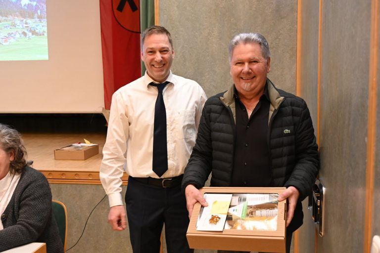 Konstituierende Sitzung in Dalaas: Bürgermeister Martin Burtscher bedankte sich beim ausscheidenden Gemeindevertreter für 25 Jahre Mitglied in der Gemeindevertretung.
