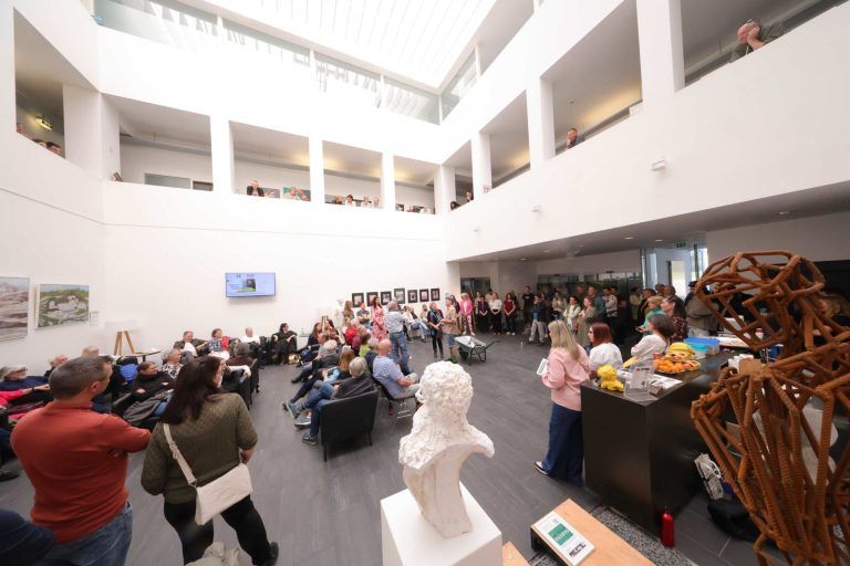 Vielfältige und spannende Kunst: Die Kunstwerke vermitteln auch den Mietern eine neue Energie.