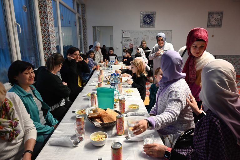 Gemeinsames Fastenbrechen in der Atib-Moschee: Der Tisch war reich gedeckt für die Gäste, die den Weg in die Moschee gefunden haben.