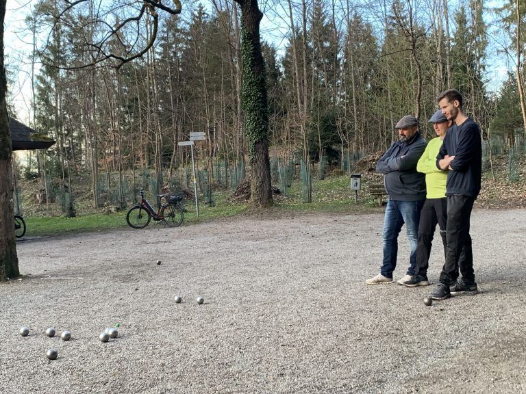 Einspielen für die neue Saison : Foto: Heimo Kofler: Dominierten den Auftakt des Pétanque-Sommercups: Klaus-Dieter Pirker, Günter Lins und Tobias Walser.