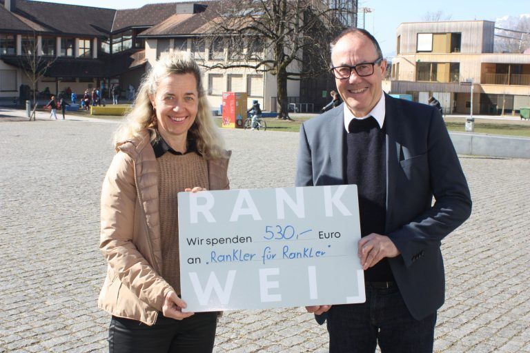 Vizebürgermeister Andreas Prenn und GR Karin Reith übergeben an die Aktion Rankler für Rankler 530 Euro.