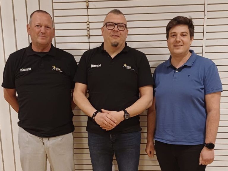 Norbert Rist (l.) übergab das Amt als Obmann an Ewald Zarfl. Bürgermeister Simon Morscher (r) war erster Gratulant.