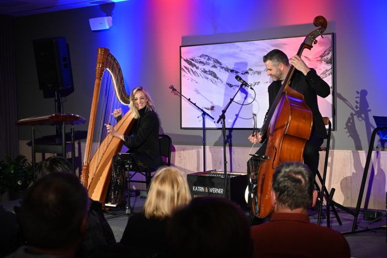 Himmlische Musik „Harp `n`Bass: Mit Harfe und Kontrabass begeistern sie das Publikum.