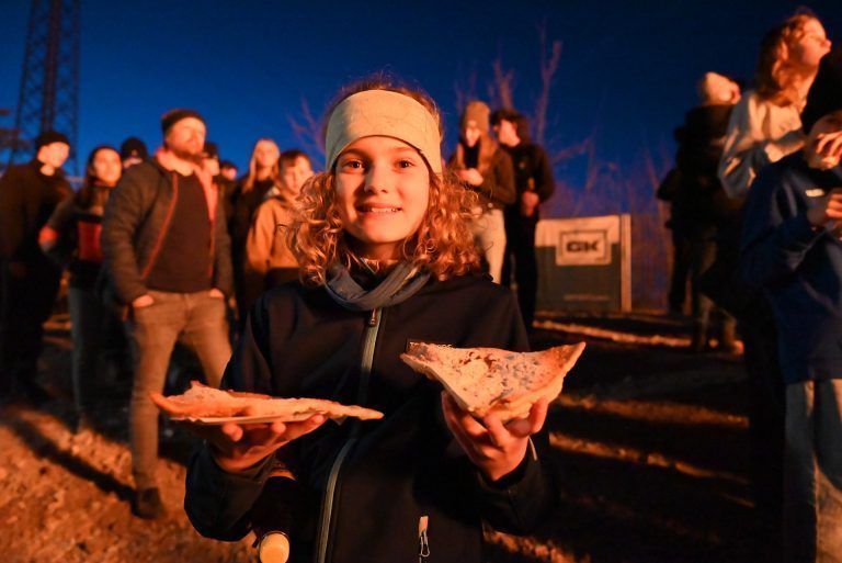 Hofstalder-Funken entzündet: Funkenküchle durften für Amelie an diesem Sonntag nicht fehlen.