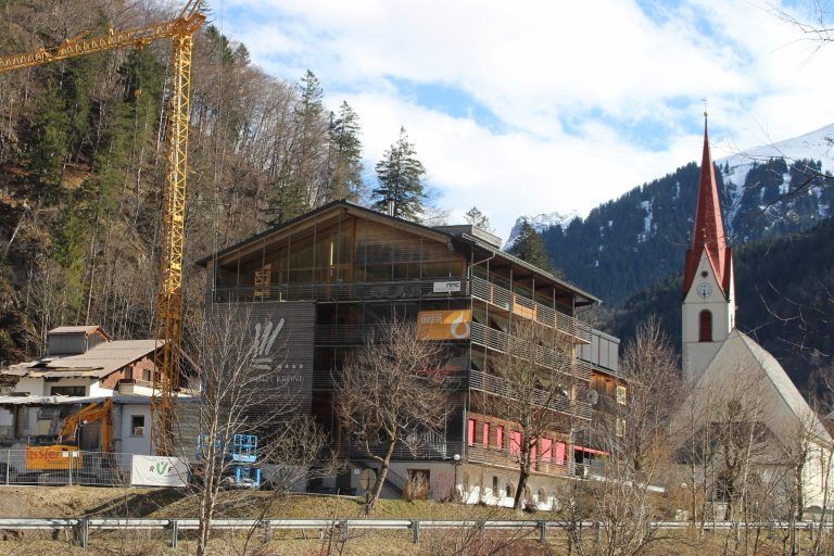 Die Wintersaison dauert zwar noch einige Wochen, im Bregenzerwald haben aber manche Hotels den Blick bereits auf die Sommer- und Herbstsaison gerichtet und millionenteure Modernisierungsprojekte begonnen. Gemessen an der Bauzeit ist die Krone in Au die umfangreichste Großbaustelle. Hier sind die Modernisierungsmaßnahmen so vielfältig, dass die Wiedereröffnung erst zur Herbstsaison am 19. September vorgesehen ist.