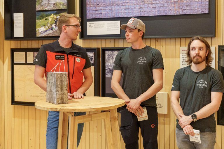71. Jahreshauptversammlung der Bergrettung Vandans: v.li - Ausbildungsleiter Johannes Stoiser mti Alexander Bitschnau und Florian Stemer, die die Ausbildung zum Bergretter erfolgreich abschließen konnten.