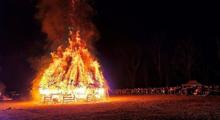 Jubiläumsfunken am See begeistert Jung und Alt: Impressionen vom Bäumler Jubiläumsfunkenevent am See. (Bildergalerie)