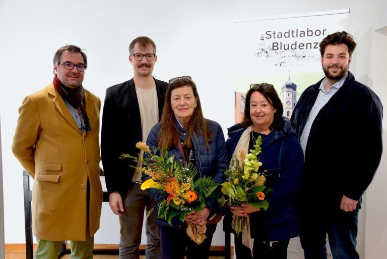 Die beiden Historiker Christof Thöny und Stefan Stachniß mit Gertrud Würbel, Carmen Reiter und Kulturstadtrat Cenk Dogan.