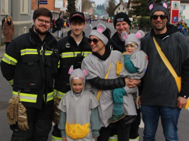 Riesenfest der Schollesteachar und Läbbe: Achtung! Nicht nur Mäschgerle waren in Lauterach unterwegs - Dutzende Feuerwehrler vom Ordnerdienst waren echt!